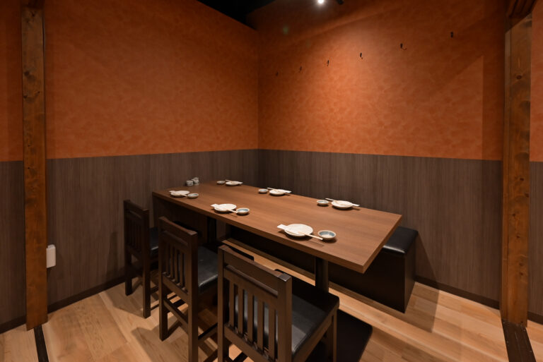 落ち着いた照明が印象的な店内