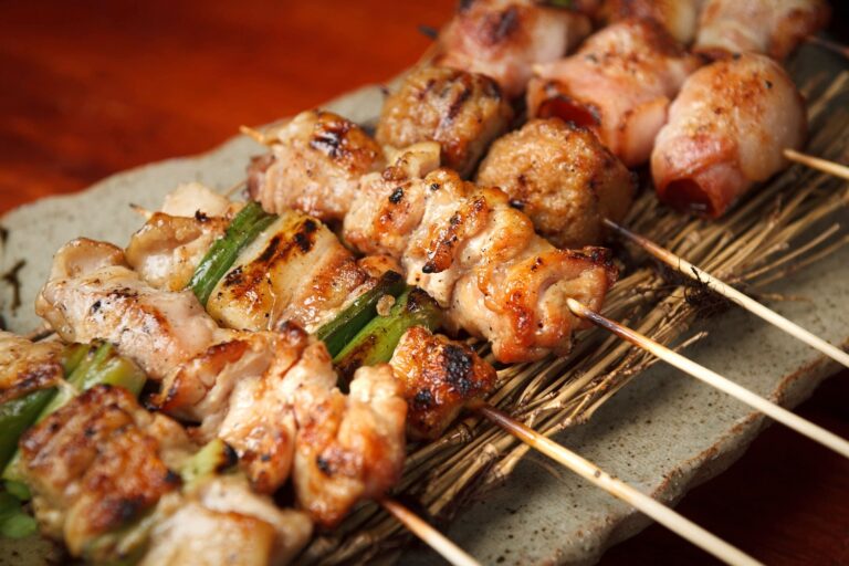 一本一本を丁寧に焼き上げる香ばしさ自慢の焼き鳥食