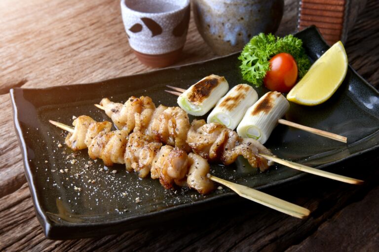 炭火の香ばしさと旨みを引き出す自慢の焼き鳥