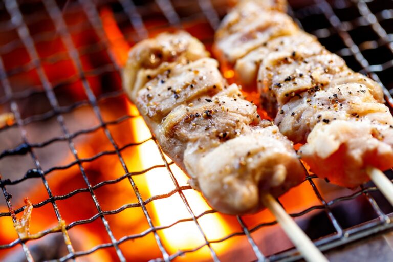 店内仕込みの焼き鳥を一本ずつ丁寧に焼き上げる