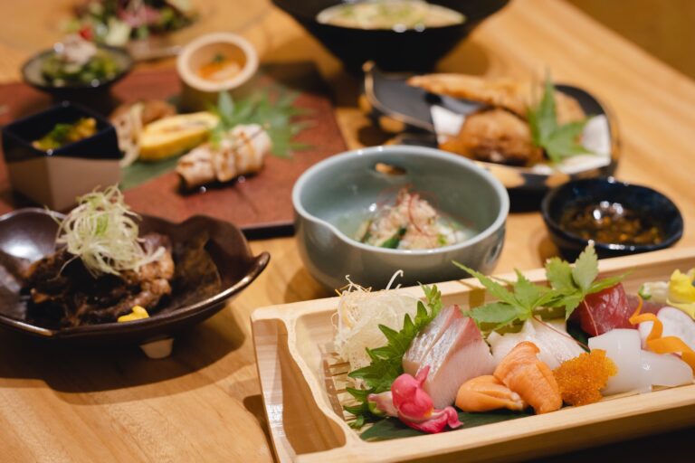 旬の海鮮を使った刺身や逸品料理を気軽に楽しめる