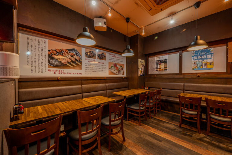 店内のモダンな雰囲気が魅力のテーブル席エリア