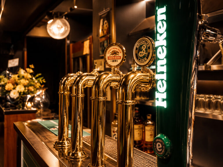 世界のビールを楽しめるビアバーで乾杯する至福のひ